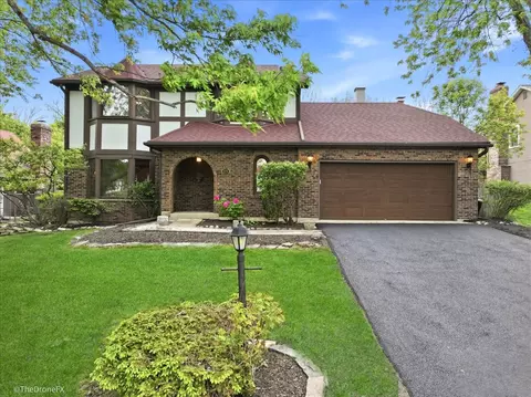 22 W324 Mccarron Rd, Glen Ellyn, IL 60137