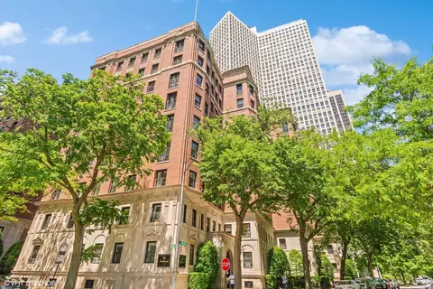 2608 N Lakeview Ave #2D, Chicago, IL 60614