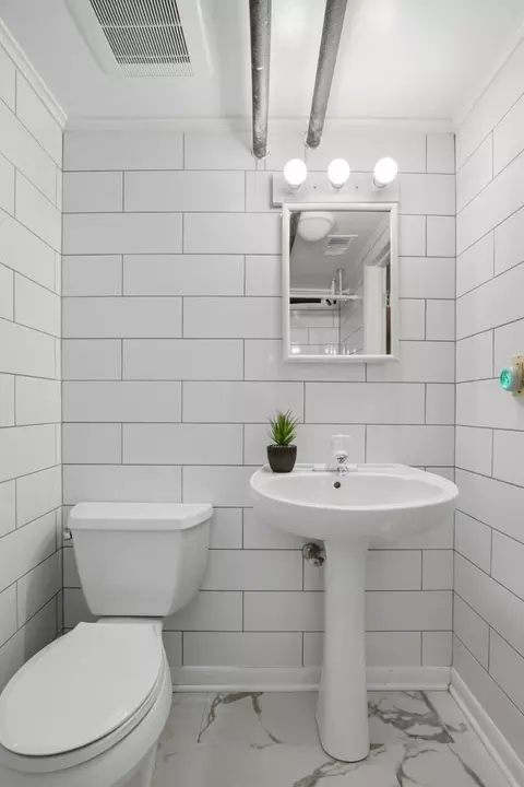 Bath - 1844 Lemar Ave, Evanston, IL 60201 photo 4 of 4