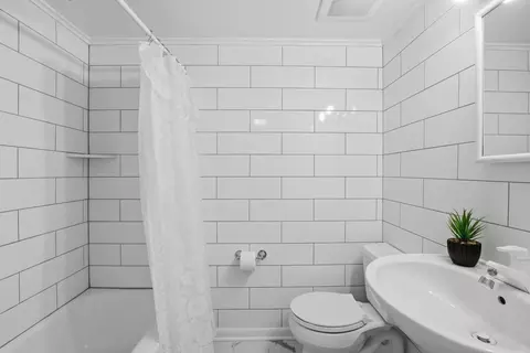 Bath - 1844 Lemar Ave, Evanston, IL 60201 photo 3 of 4