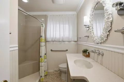 Bath - 1844 Lemar Ave, Evanston, IL 60201 photo 1 of 4