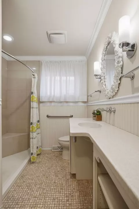 Bath - 1844 Lemar Ave, Evanston, IL 60201 photo 2 of 4