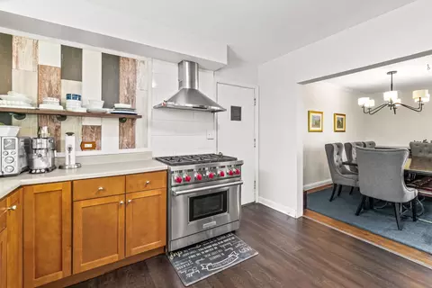 Kitchen - 219 E Sheridan Rd, Lake Bluff, IL 60044 photo 2 of 3