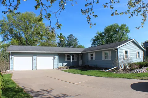 8 Apache Ct, Eldridge, IA 52748