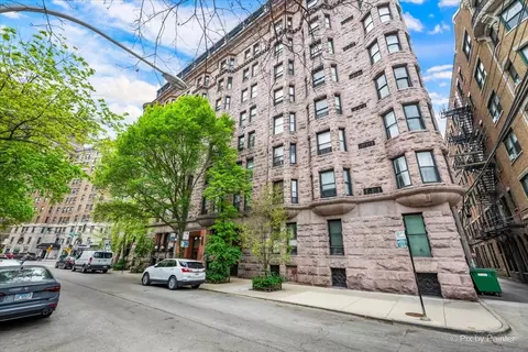 2800 N Pine Grove Ave #4G, Chicago, IL 60657