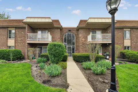 902 W Alleghany Dr #1D, Arlington Heights, IL 60004