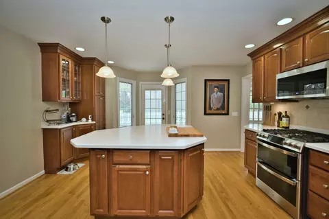 Kitchen - 2 S510 Seneca Dr, Wheaton, IL 60189 photo 4 of 10