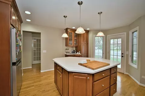 Kitchen - 2 S510 Seneca Dr, Wheaton, IL 60189 photo 5 of 10