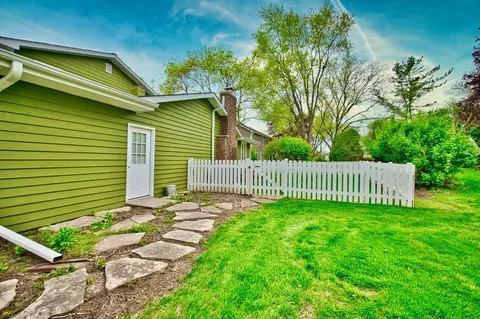 Exterior - 2 S510 Seneca Dr, Wheaton, IL 60189 photo 9 of 12