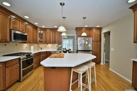 Kitchen - 2 S510 Seneca Dr, Wheaton, IL 60189 photo 9 of 10