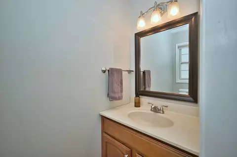 Bath - 2 S510 Seneca Dr, Wheaton, IL 60189 photo 2 of 6