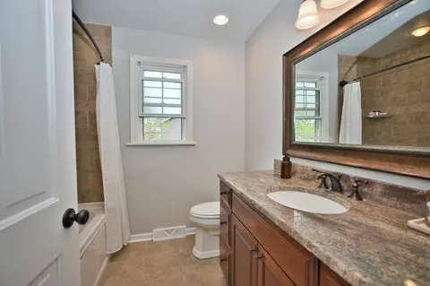 Bath - 2 S510 Seneca Dr, Wheaton, IL 60189 photo 3 of 6