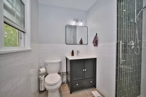 Bath - 2 S510 Seneca Dr, Wheaton, IL 60189 photo 4 of 6