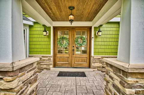 Entry Way - 2 S510 Seneca Dr, Wheaton, IL 60189 photo 1 of 4