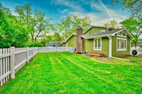 Exterior - 2 S510 Seneca Dr, Wheaton, IL 60189 photo 11 of 12