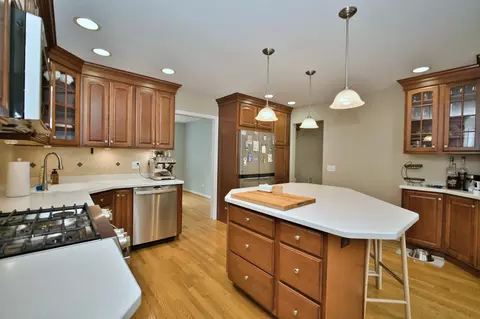 Kitchen - 2 S510 Seneca Dr, Wheaton, IL 60189 photo 7 of 10