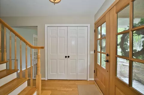 Entry Way - 2 S510 Seneca Dr, Wheaton, IL 60189 photo 2 of 4