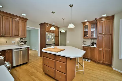 Kitchen - 2 S510 Seneca Dr, Wheaton, IL 60189 photo 8 of 10