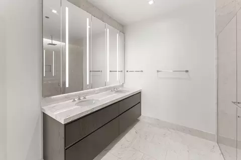 Bath - 363 E Wacker Dr #2905, Chicago, IL 60601 photo 2 of 5