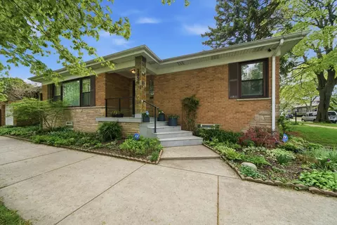 2456 W Farwell Ave, Chicago, IL 60645