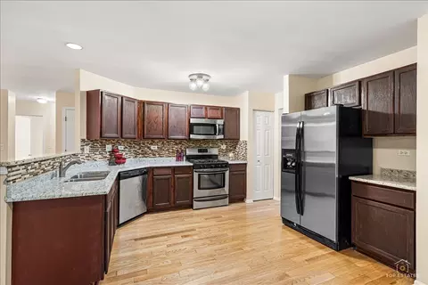 Kitchen - 7 Eagle Ct, Streamwood, IL 60107 photo 3 of 4