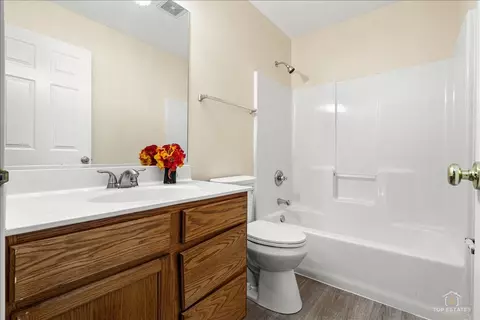 Bath - 7 Eagle Ct, Streamwood, IL 60107 photo 3 of 3