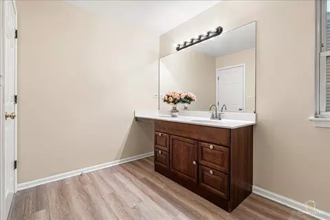 Bath - 7 Eagle Ct, Streamwood, IL 60107 photo 2 of 3