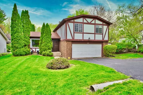 5405 Burwood Rd, Oakwood Hills, IL 60013