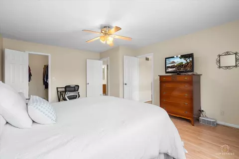 Bedroom - 705 Gregor Ln, Wheeling, IL 60090 photo 2 of 5