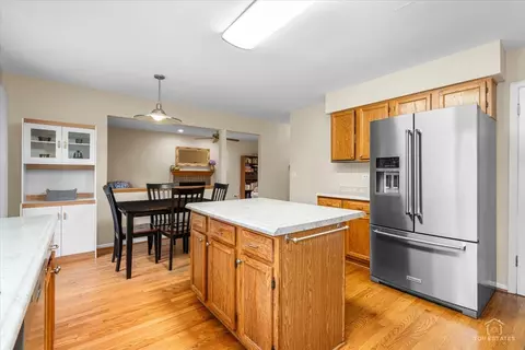 Kitchen - 705 Gregor Ln, Wheeling, IL 60090 photo 3 of 3