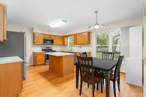 Kitchen - 705 Gregor Ln, Wheeling, IL 60090 photo 2 of 3