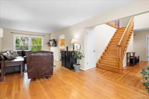 Entry Way - 705 Gregor Ln, Wheeling, IL 60090 photo 2 of 2