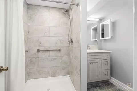 Bath - 705 Gregor Ln, Wheeling, IL 60090 photo 4 of 4