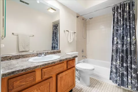 Bath - 705 Gregor Ln, Wheeling, IL 60090 photo 3 of 4