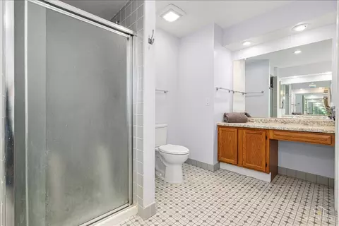 Bath - 705 Gregor Ln, Wheeling, IL 60090 photo 2 of 4