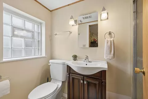 Bath - 1903 E Ivy Ln, Mount Prospect, IL 60056 photo 1 of 2