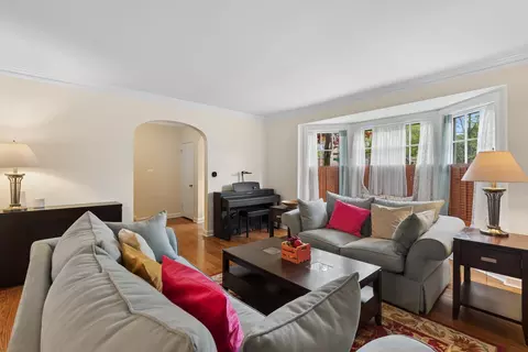 Living - 2026 Mcdaniel Ave, Evanston, IL 60201 photo 2 of 5