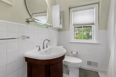Bath - 2026 Mcdaniel Ave, Evanston, IL 60201 photo 2 of 2
