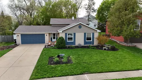834 Huntington Dr, Crystal Lake, IL 60014