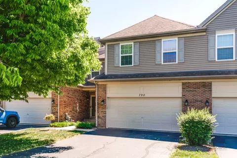 790 Oak Hollow Rd, Crystal Lake, IL 60014