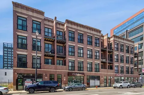 210 N Halsted St #4, Chicago, IL 60661