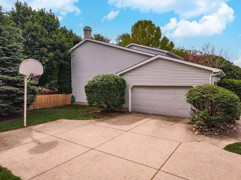 Exterior - 2605 Keystone Rd, Bloomington, IL 61704 photo 4 of 6
