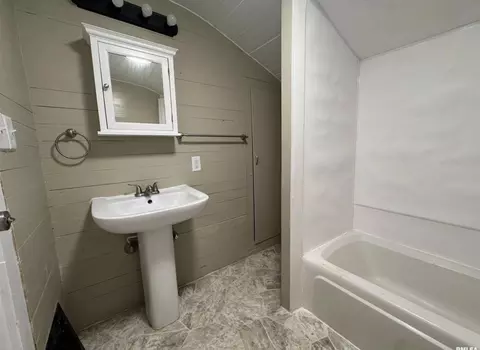 Bath - 302 Coeburg St, Rio, IL 61472 photo 1 of 1