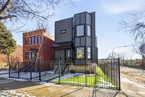2457 W Byron St, Chicago, IL 60618