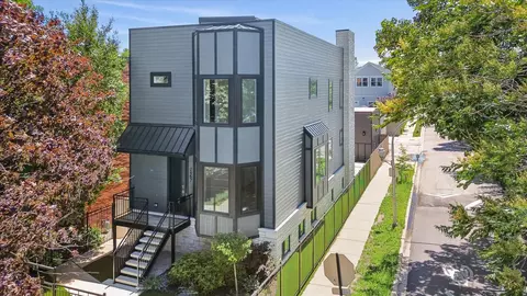 2457 W Byron St, Chicago, IL 60618