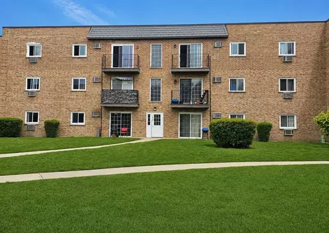 155 W Elk Trl #354, Carol Stream, IL 60188