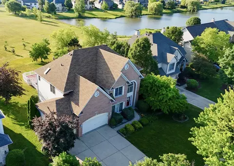 523 Mallard Point Dr, North Aurora, IL 60542