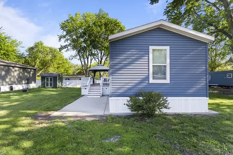 7 Pulaski St, Mahomet, IL 61853