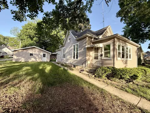 314 S Quincy St, Clinton, IL 61727