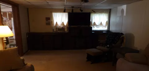 Living - 1014 Beulah St, Eldorado, IL 62930 photo 2 of 3